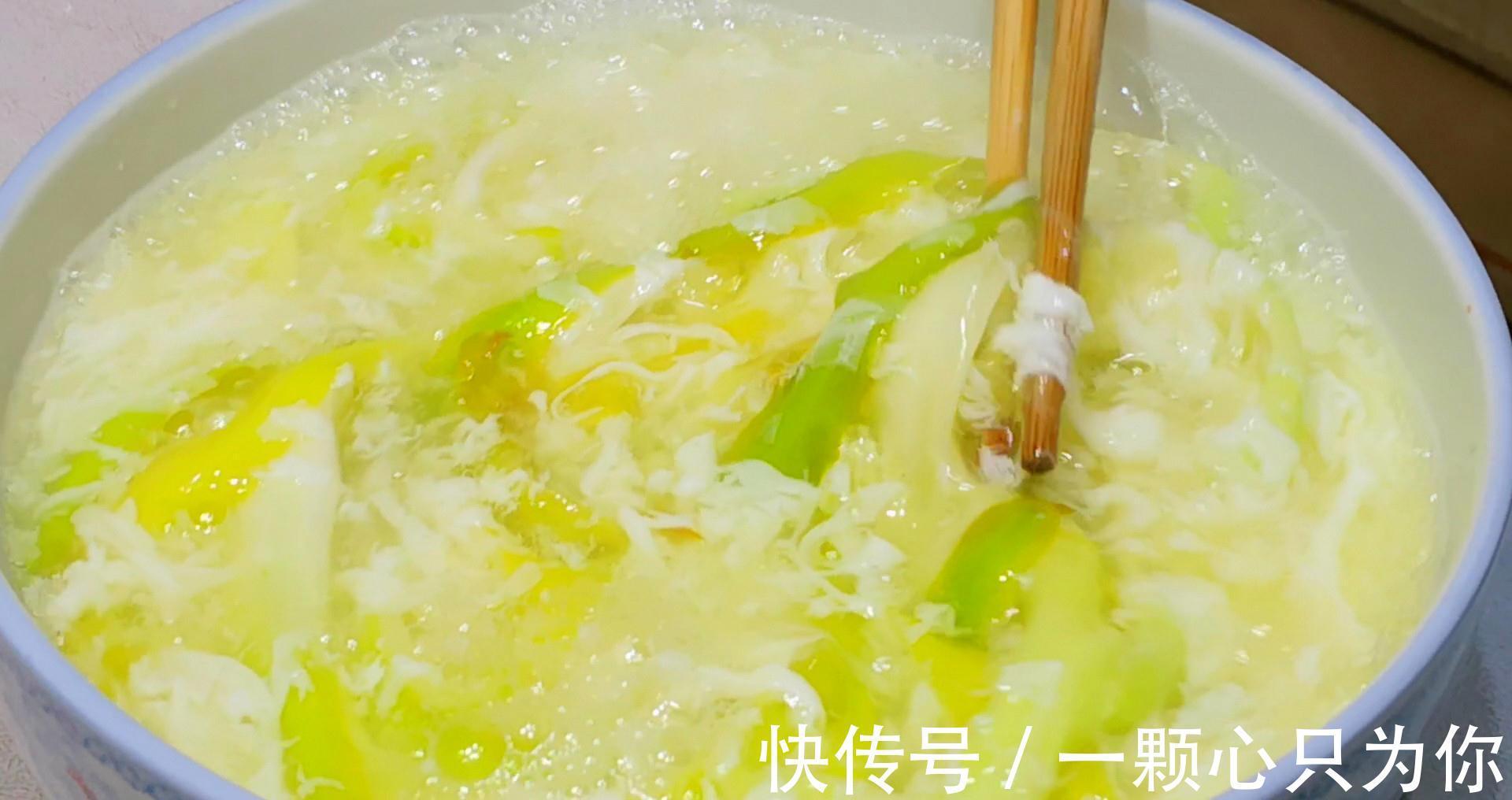 做蛋花汤时，不要再直接倒入鸡蛋了，教你一妙招，好喝到停不下嘴