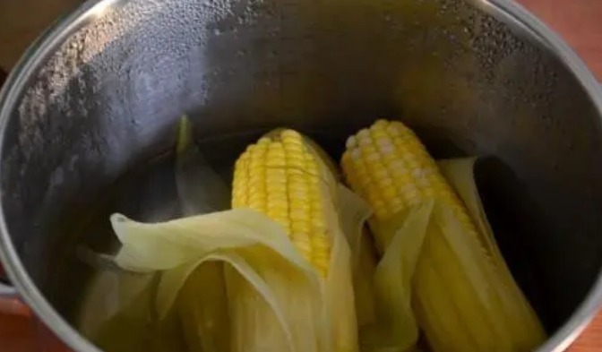 玉米吃不完难储存?别直接冻,教你一招,久放也软糯鲜甜,真实用