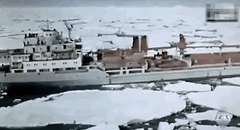 1988年,张国立在南极点燃炸药包,救南极科考团,荣获二等功