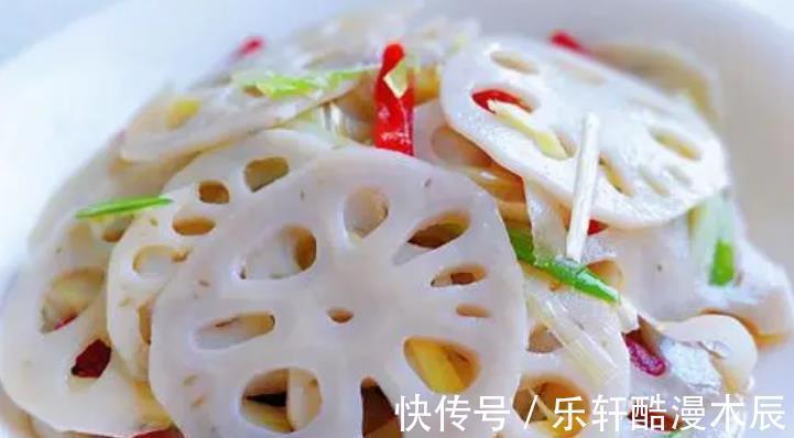 凉拌藕片|做凉拌莲藕焯水时多加一个料，莲藕不发黑，片片白净，更加脆爽