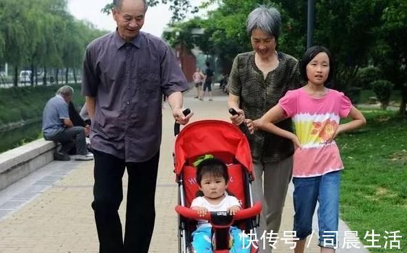 父母|双胞胎兄弟,一个留在国内养,一个带到国外养,18年重聚差距明显