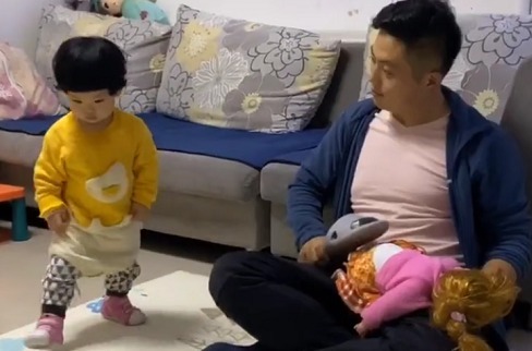 奶爸|奶爸“杀鸡给猴看”式带娃火了,娃动真格的了,糟老头子坏得很