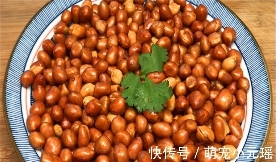 原来炒花生米不能先放油,多加一步,花生米又香又脆,还不返潮