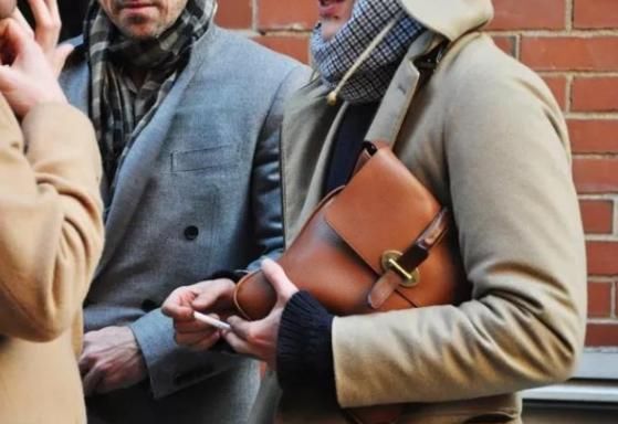 外国男士都爱用的手拿包，为何国人都不爱用？原因在这里