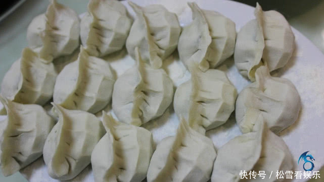 下锅|煮饺子时,记得不要开水就下锅,多加1步,饺子鲜香不破皮!
