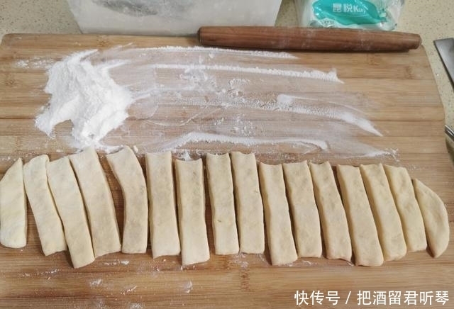 制作|早餐店油条的商用配方,外酥里嫩,手把手教你制作,用料精确到克