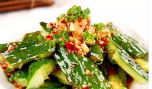 拍黄瓜时先放盐还是后放盐?大部分人做错了,难怪黄瓜一点也不脆