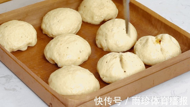 高筋面粉|芝士碱水面包的做法，几步就搞定，越吃越上瘾