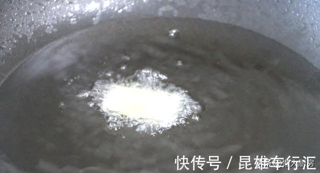 薄片|土豆切成薄片,两片粘一起下锅炸,中间是空心的,比薯片好吃