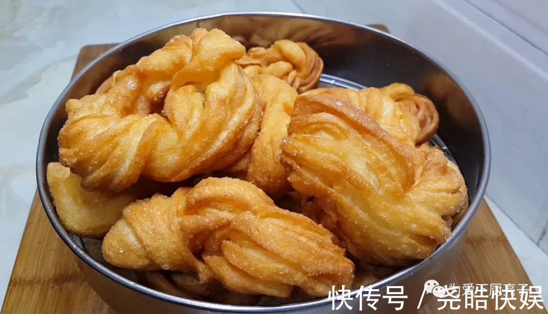1袋牛奶,4勺面粉,不用一滴水,个个金黄酥脆,出锅孩子都抢着吃