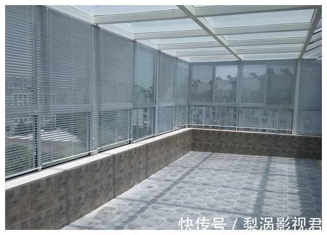 天花板|20W小县城三室二厅装修完毕,40平的大客厅和大露台,被吐槽像KTV