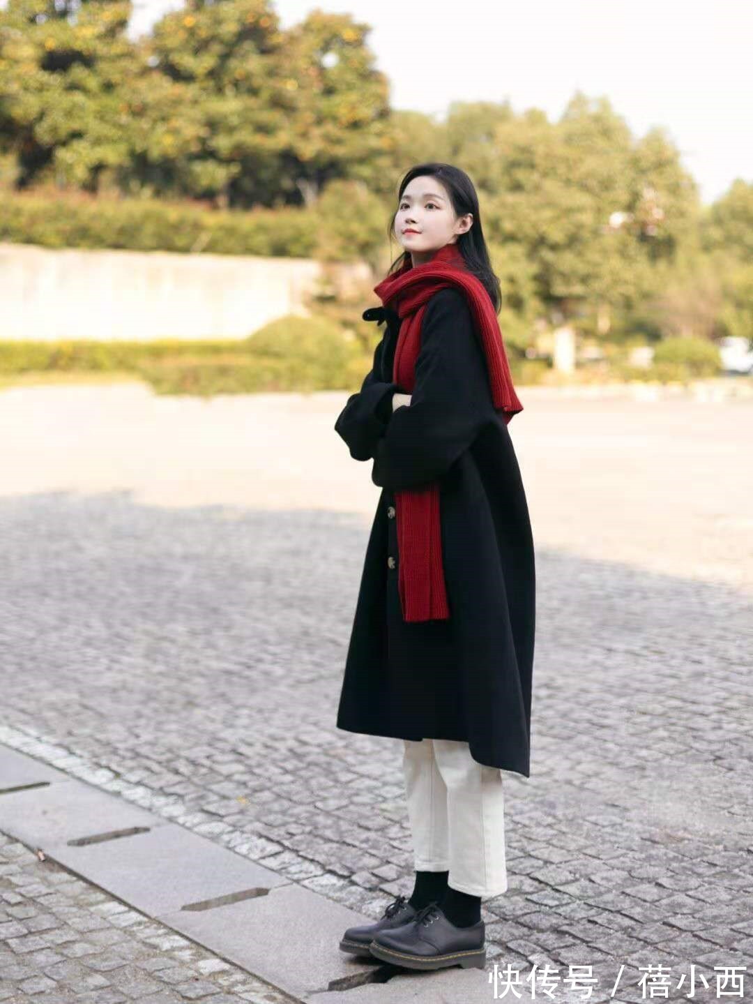 穿搭 谁说“黑大衣”已过时?采用这3种搭配方式,演绎不费劲的时髦感