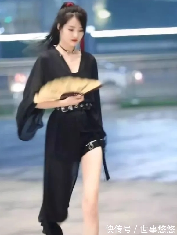 小姐姐 小姐姐的“暗黑风”火了!左腿性感,右腿清纯:这谁顶得住啊?