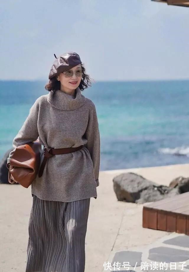 腰带 50岁女人,穿衣别太随便!瞧优雅的三木妈,她的穿搭值得借鉴!