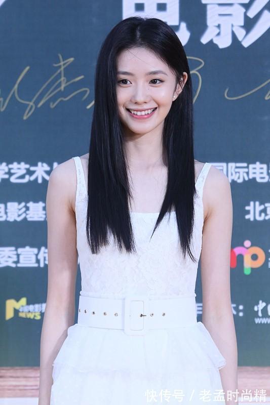 裙摆|刘浩存连生图都这么美,穿纱裙又嫩又甜,漏齿笑更俏皮