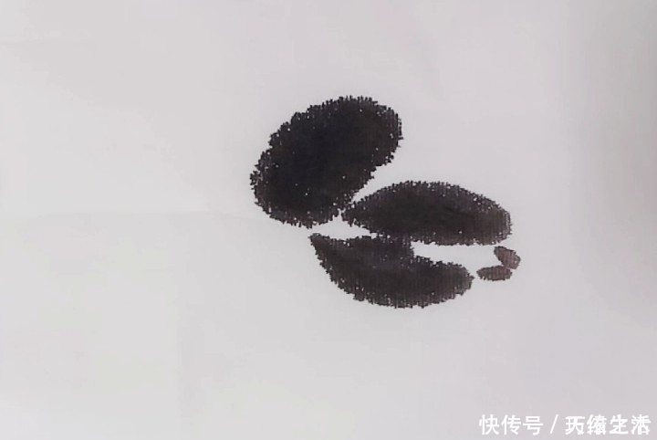 笔尖$国画写意(向右扭头的小鸡仔)画家用笔精湛,简单几笔,生动形象