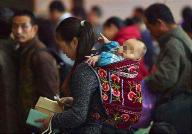 孩子|火车上孩子在“妈妈”怀里熟睡,女孩嘴上夸乖巧,背地里却报了警