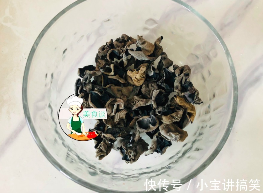 泡木耳别直接加水!大厨教您一招,晃一晃2分钟泡发,又软又干净