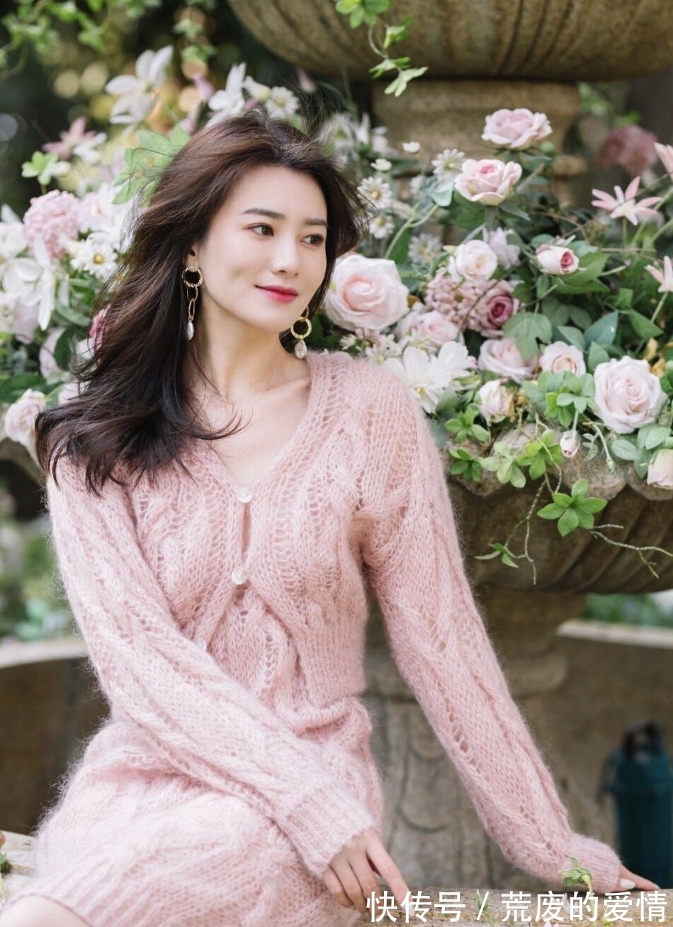 姐妹 冬天就适合穿“粉色毛衣”,保暖温柔又有格调,清新减龄又显气质