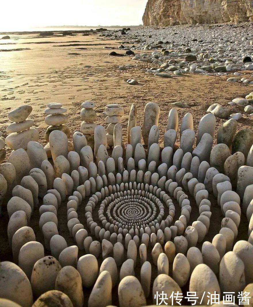 詹姆斯|艺术家用石头和树叶“作画”,网友直呼:太解压,治愈强迫症