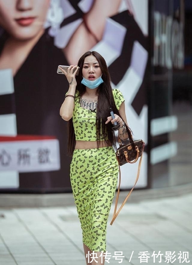 舒适百搭的连衣裙衬出美丽的自信感,尽显年轻魅力