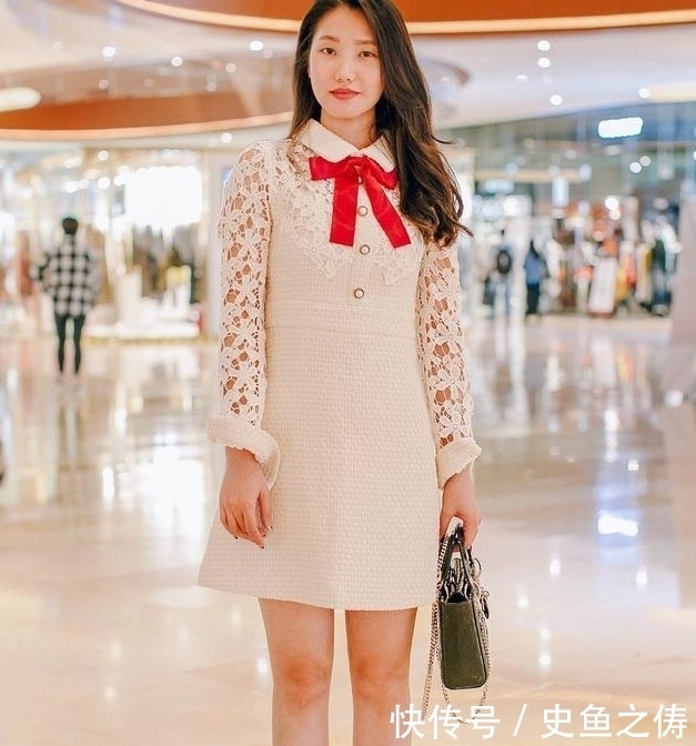 时尚的连衣裙婉约又显别致，彰显年轻美女的魅力风采