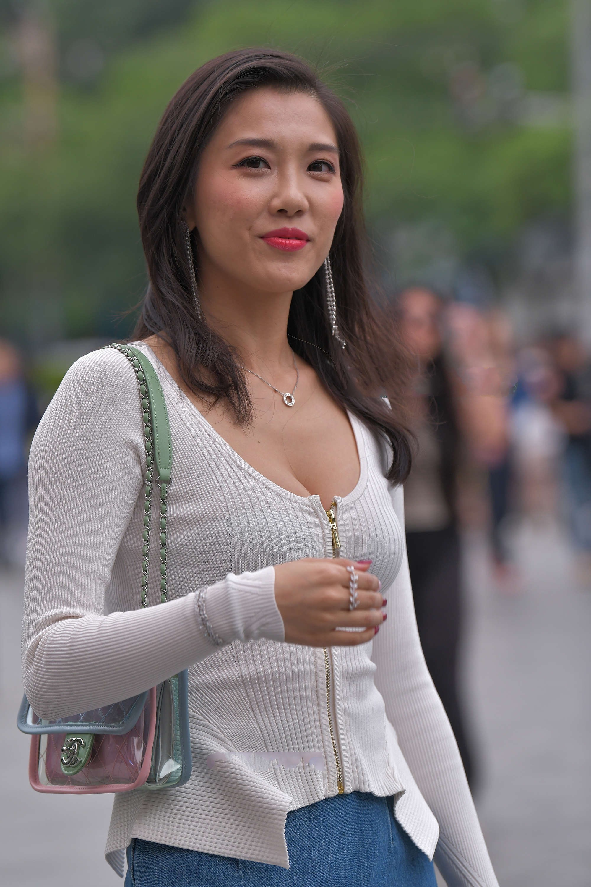 牛仔 白色针织长袖搭配牛仔裙,设计感十足,凸显独特美感