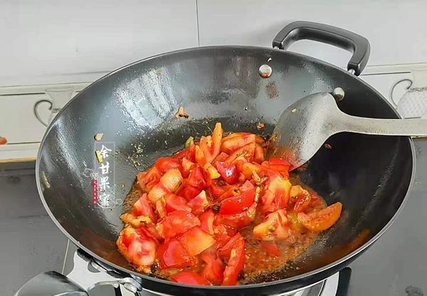 桌管|入夏后，用这食材炖鱼好开胃，咸鲜味美下饭菜，大碗上桌管够