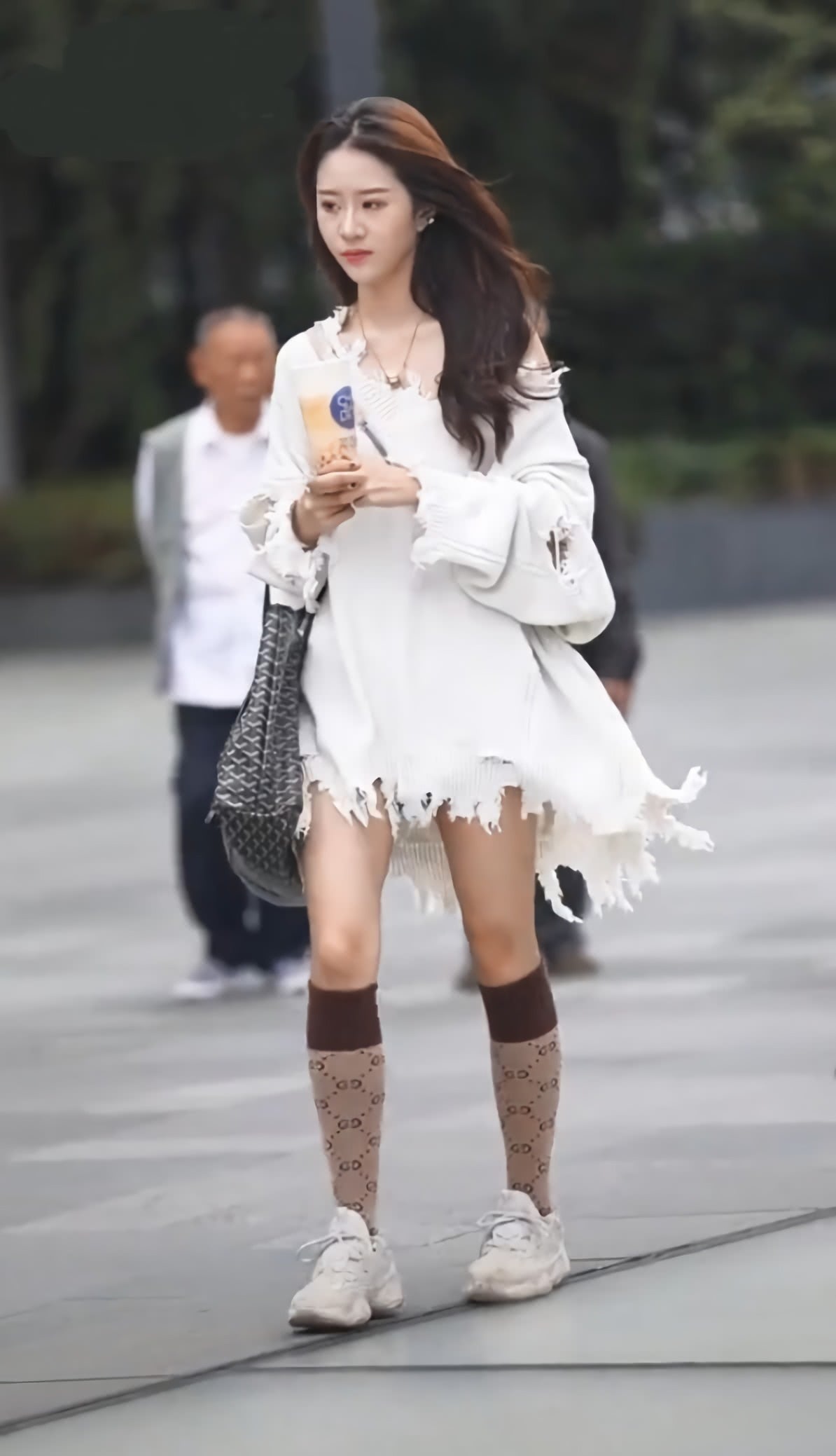 二哈 这毛衣是被二哈咬过的小姐姐用它搭配“鱿鱼袜”,不丑还显腿长