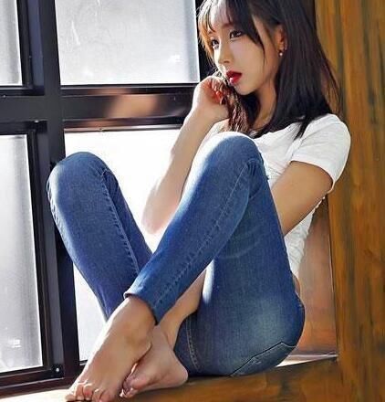 牛仔裤|美女穿搭:紧身牛仔裤曲线美的性感,又显清纯气质!