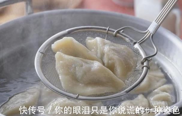 煮饺子时，不可水开就下锅，多加1步，饺子好吃还不破皮
