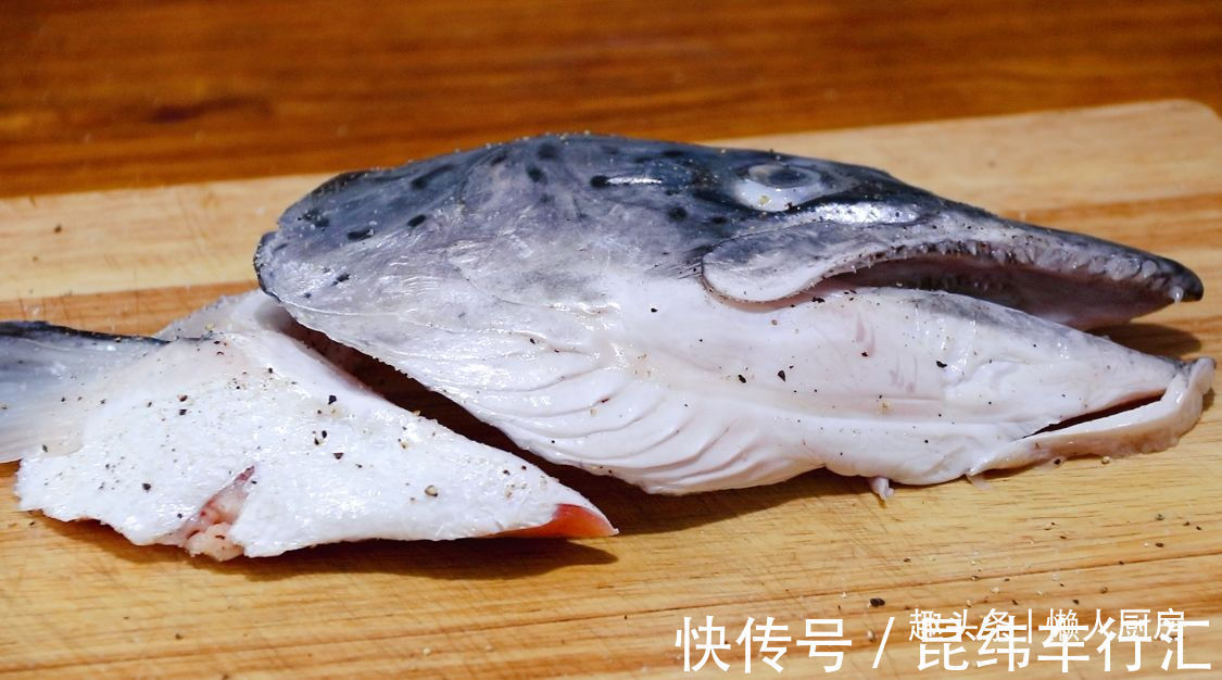 鱼头|9元买了一个三文鱼鱼头，这样烤着吃，外焦里嫩，吃着香