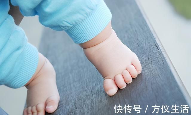 发育|“高冷”宝宝五个月还不会笑,邻居看到后脸色突变:赶紧带去检查