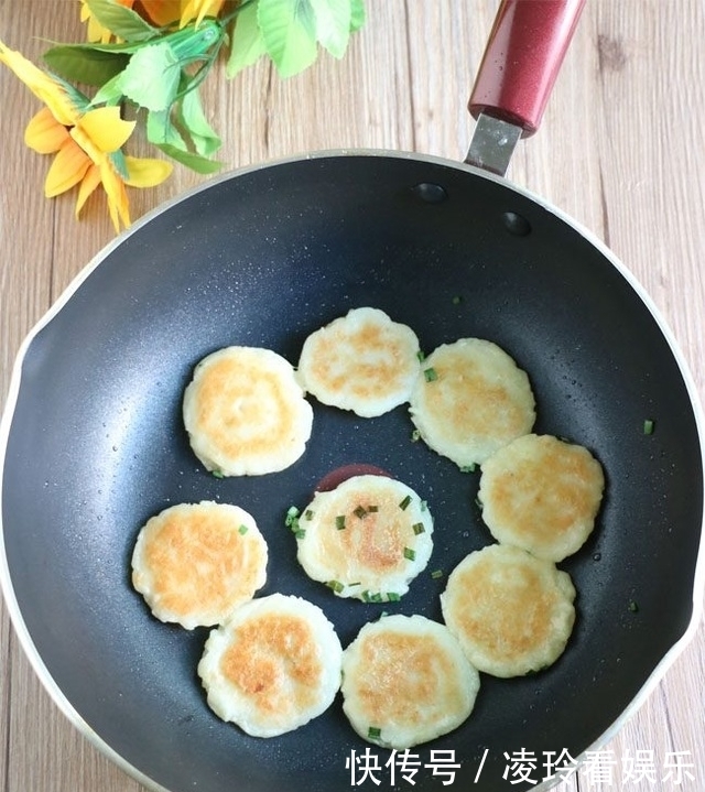 试试|土豆别再炒了,试试这样做,上桌就抢光了,好吃到爆