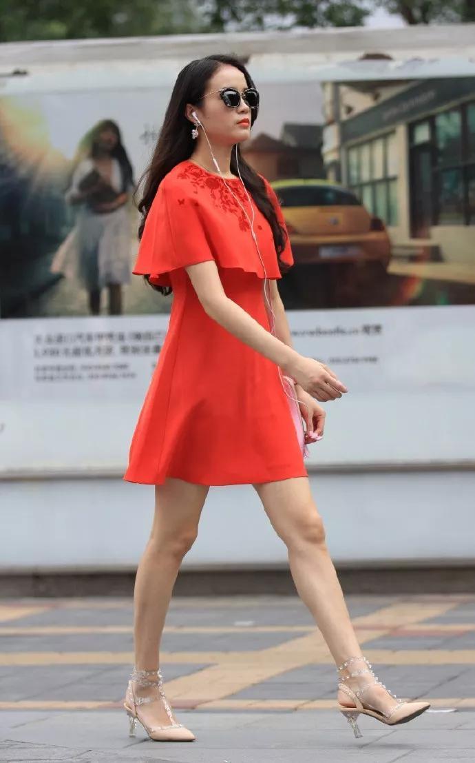 最简单的搭配,那应该就是连衣裙,一件就能够搞定你一身的穿搭