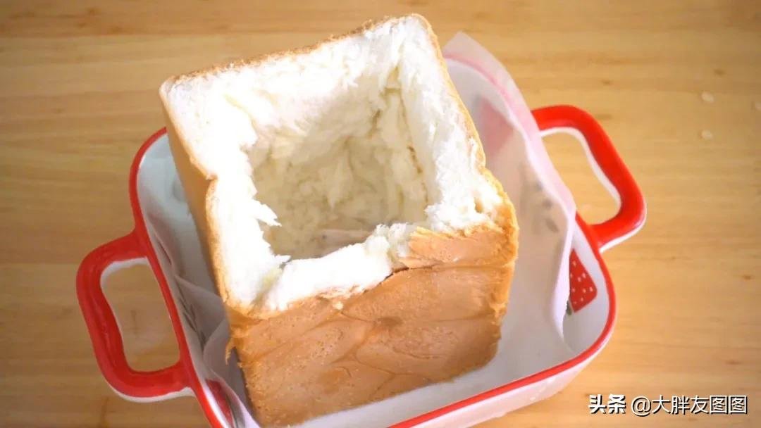 天冷了，煮个酥皮面包汤喝，喝完汤，吃浸满奶油汤汁的面包，满足