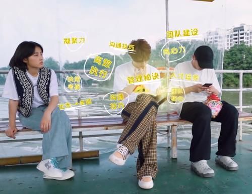 管理学|张艺兴录节目推荐管理书,看到张子枫表情,才知艺人和老板的区别