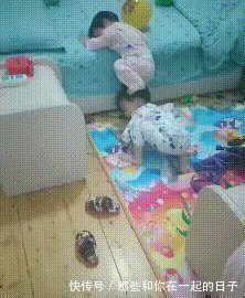 小妮子|妹妹太矮上不去床,哥哥给妹妹当人肉梯子,网友:年度最暖哥哥!