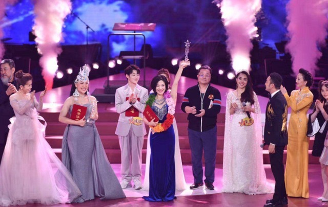 《星光大道》最慘冠軍,曾是春晚壓軸歌手,剛紅1年淪落街頭賣唱