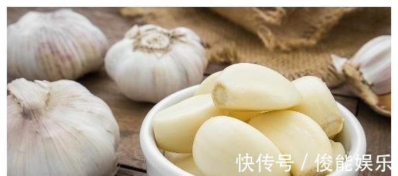 丙烯酰胺|炒菜时先放大蒜,会产生致癌物吗?医生道出答案,越早知道越好