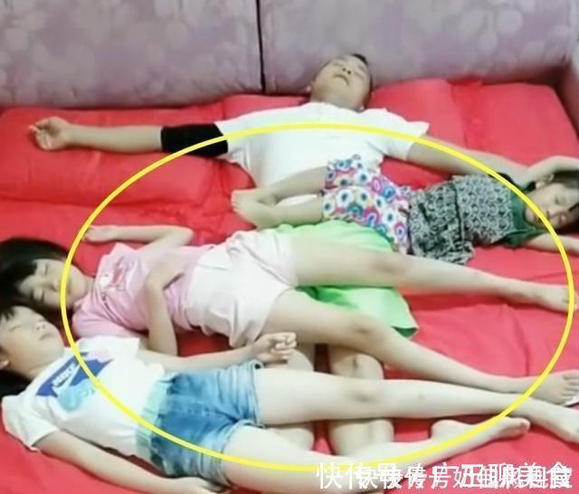 双胞胎女儿|自从三个女儿出生后,爸爸睡觉时画风都是这样的,网友太搞笑了