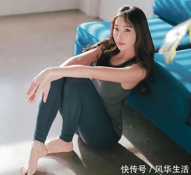 时尚|街拍美女气质很好的紧身打底裤小姐姐，穿出独特的气质感