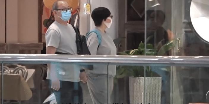 58岁商天娥与老公手牵手恩爱逛街，结婚10年，被宠成了肥娥