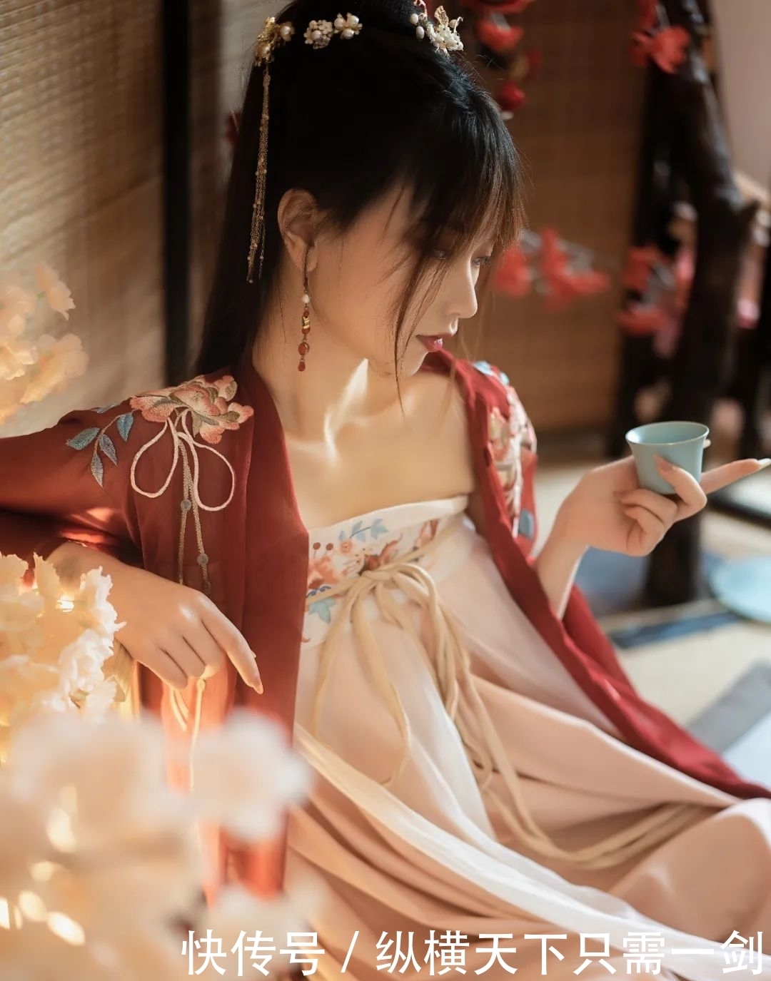 露华浓|图集鉴赏|汉服美少女:“云想衣裳花想容,春风拂槛露华浓。”