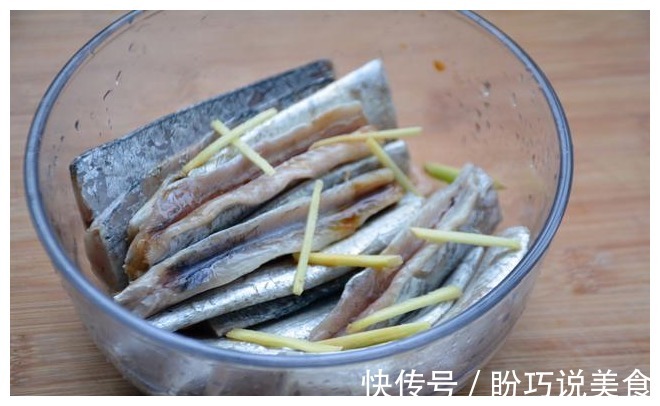 炸带鱼直接下锅炸难怪腥味重,多加这三步,带鱼不腥不腻又酥脆