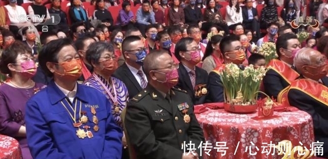 央视春晚为何不对外售票,每年观众席坐得满满,他们什么身份?