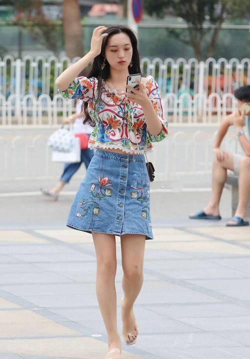 小姐姐|身材丰腴的美女,一件靓丽时尚的橙色长裙穿搭的修身又迷人