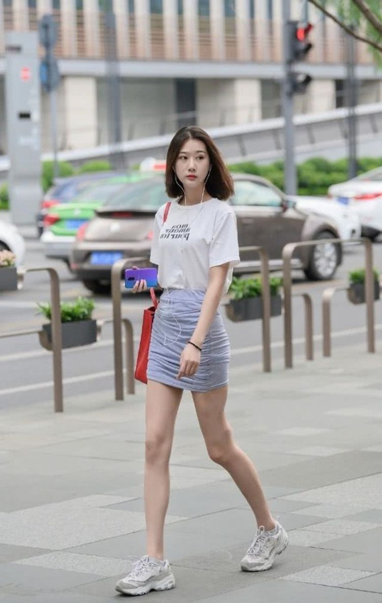 西服裙|街拍：花边牛仔连衣裙，时尚魅力，设计感很强