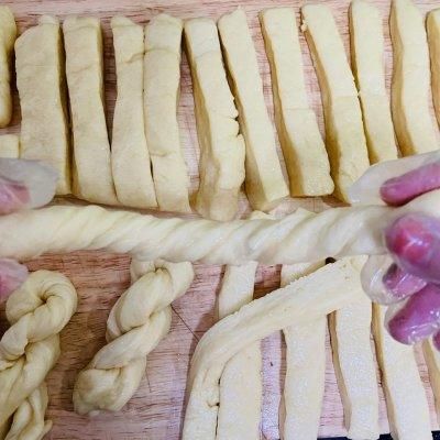 这道家喻户晓的外酥里软的麻花是怎么做的呢？