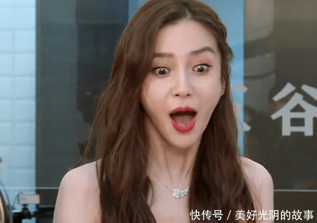 关晓彤 跑男集体受惩罚,纸板打蔡徐坤额头,疼到闭眼,看清关晓彤,服了